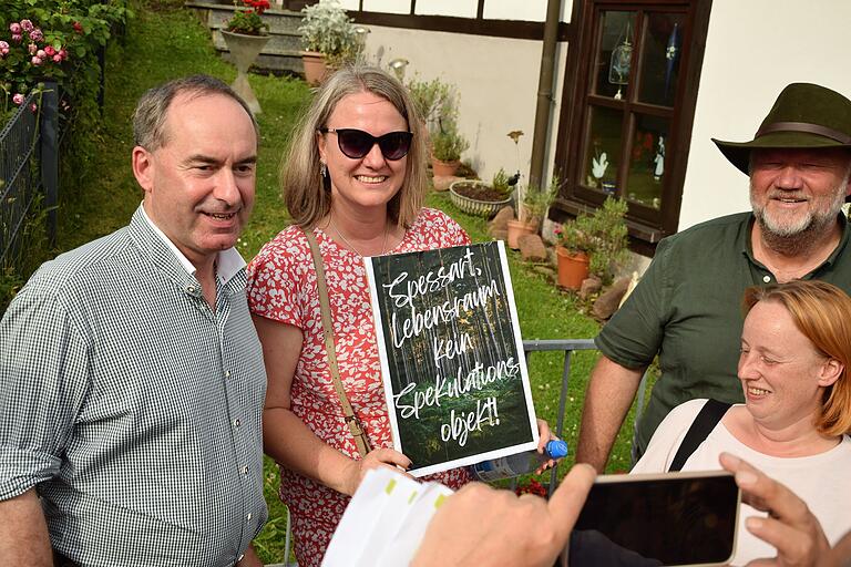 Den Spessart besuchte der stellvertretende bayerische Ministerpräsident Hubert Aiwanger am Samstag. Hier lässt er sich spontan mit einer Gegnerin von Windkraftanlagen im Spessart fotografieren.