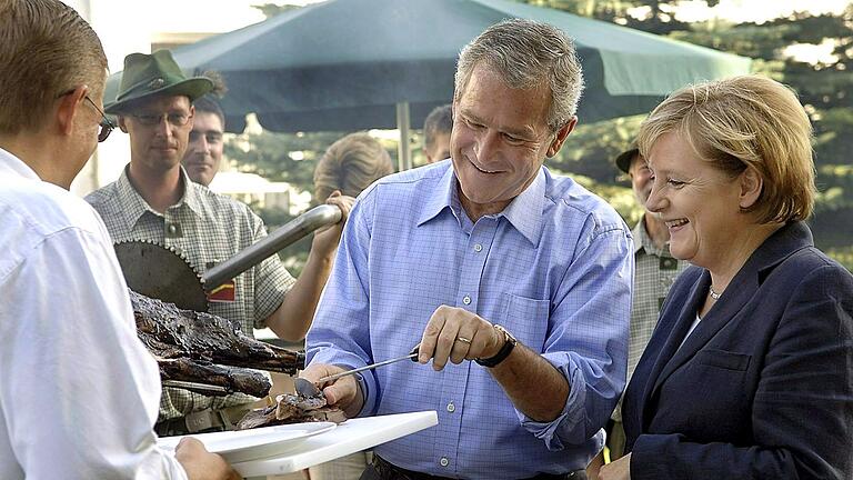 Angela Merkels Grillparty mit George W. Bush       -  Zumindest das Wildschwein hat beim US-deutschen Grillabend nichts mehr zu lachen. (Archivbild)