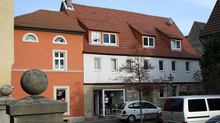 Der einzige Mord in der Nachkriegszeit in Gerolzhofen geschah am 12. Dezember 1983 in der rechten Dachwohnung im Haus Weiße-Turm-Straße 7. Ein 22-Jähriger erstach dort den Rentner Anton Tippelt. Der einzige Mord in der Nachkriegszeit in Gerolzhofen geschah am 12. Dezember 1983 in der rechten Dachwohnung im Haus Weiße-Turm-Straße 7. Ein 22-Jähriger erstach dort den Rentner Anton Tippelt.