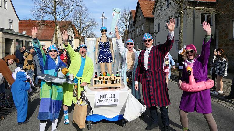 Diese Gruppe aus 'Bad Wonfurt' begeisterte mit ihrem Handwagen mit echter Dusche. Diese Gruppe aus 'Bad Wonfurt' begeisterte mit ihrem Handwagen mit echter Dusche.