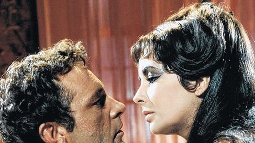 Mit Richard Burton in &bdquo;Cleopatra&ldquo; (oben) und als Kinderstar mit Lassie in &bdquo;Heimweh&ldquo; (unten)