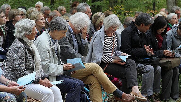 Dem Geist Rückerts und der &bdquo;Bettenburger Tafelrunde&ldquo; konnten die Besucher des Waldkonzerts am Minnesängerplatz nachspüren.