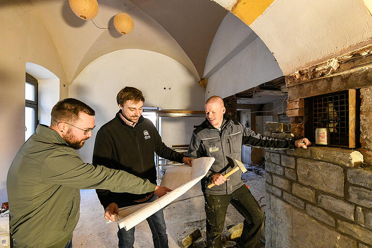 Der Umbau ist in vollem Gange: Massimo Michel, Jacob Pritzl und Silas Distler (von links) in der Gaststube.