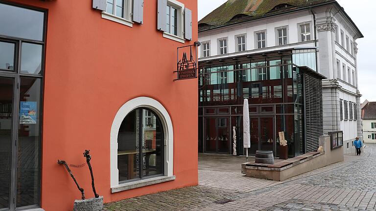 Die Vinothek im Schatten des Iphöfer Rathauses ist schon seit Monaten geschlossen. Die Stadt als Eigentümerin sucht einen neuen Pächter.