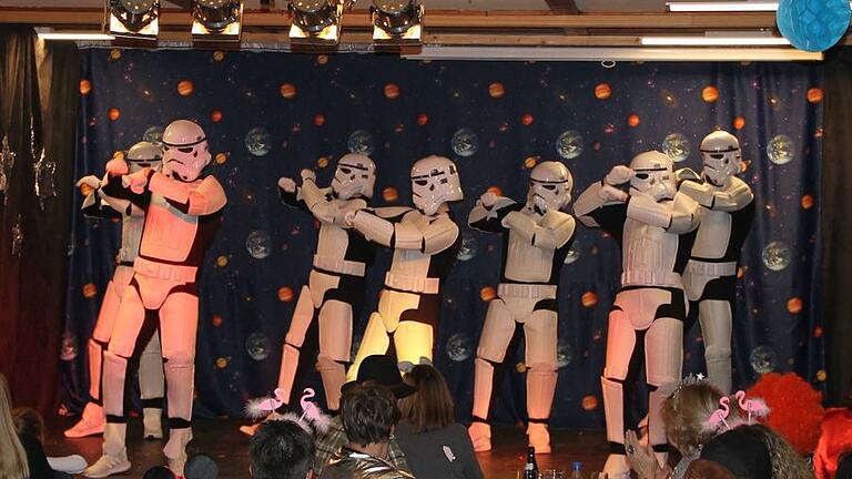 Den Schlusspunkt des alljährlichen Schwemmelsbacher Wiesengrund-Fasching bildet nach etwa vier Stunden das Männerballett. Die sieben Herren tanzten im &quot;Stormtrooper&quot;-Kostüm und erinnerten damit an Star-Wars.