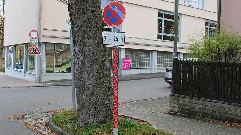 Zahlreiche Laternenmasten, Verkehrszeichenpfosten und Stromkästen wurde in den vergangenen Tagen im Bereich Friedensstraße und im Sonnenland in Mellrichstadt mit Aufklebern eines Fußballvereins teilweise komplett 'verziert'. Dies gilt als Beschädigung öffentlichen Eigentums