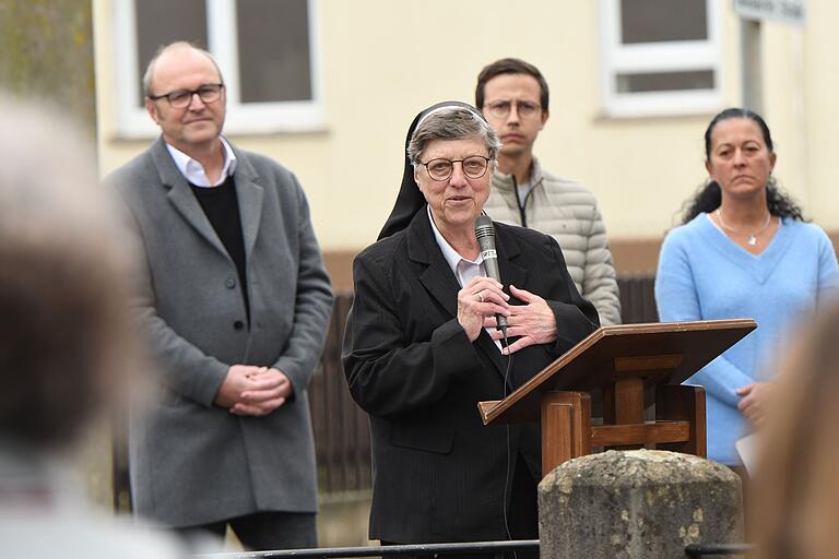 Sr. Margit Herold vom Kloster Oberzell – früher lange Jahre in Kirchschönbach tätig – beim Verlesen des Grußwortes von Alyn Šišić von der KZ-Gedenkstätte Hamburg-NeuengammeNeuengamme. Sr. Margit Herold vom Kloster Oberzell – früher lange Jahre in Kirchschönbach tätig – beim Verlesen des Grußwortes von Alyn Šišić von der KZ-Gedenkstätte Hamburg-NeuengammeNeuengamme.
