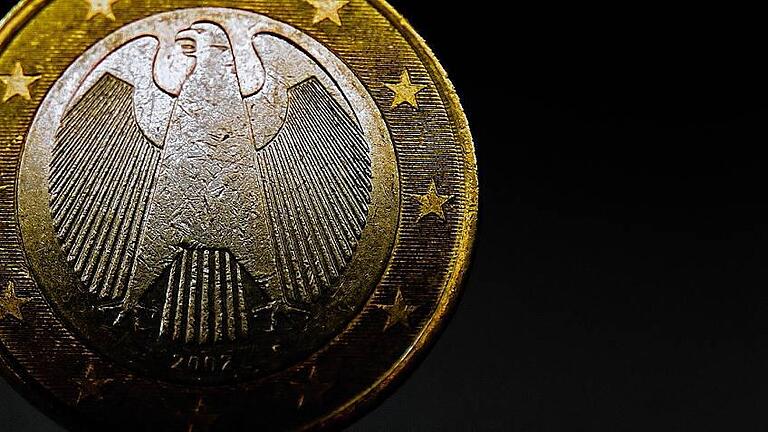 Euro-Münze       -  Der Bundesadler auf einer Euromünze: Im Bundesetat sind höhere Rücklagen für die Flüchtlingskrise vorgesehen.