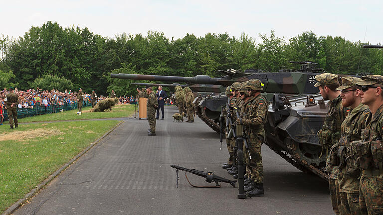 Eine dynamische Waffenschau wird beim Publikumsmagnet beim 'Tag der Bundeswehr' in Veitshöchheim präsentiert.