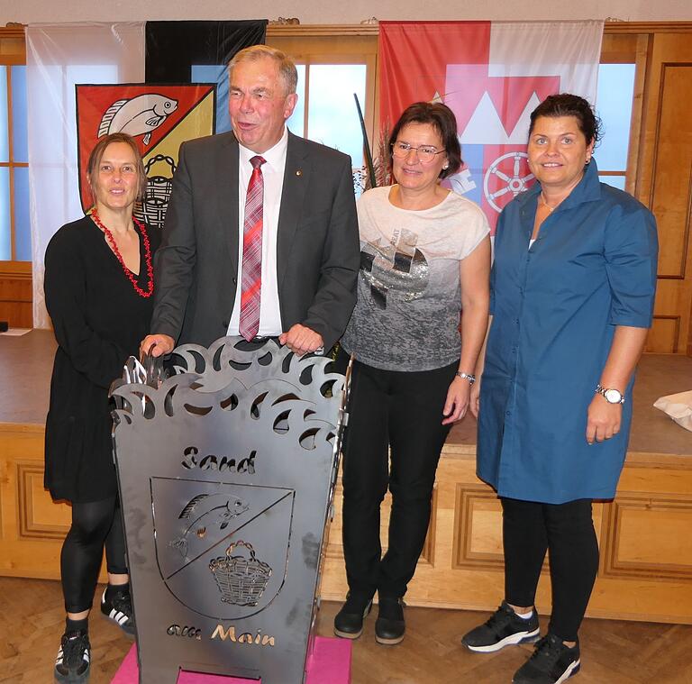 Einen Feuerkorb mit dem Sander Wappen haben die Mitarbeiterinnen und Mitarbeiter der Gemeinde Sand ihrem ehemaligen Chef geschenkt. Die Personalrätinnen (von links) Sonja Sandner, Margit Mahr und Kerstin Deschener überreichten das Präsent. Einen Feuerkorb mit dem Sander Wappen haben die Mitarbeiterinnen und Mitarbeiter der Gemeinde Sand ihrem ehemaligen Chef geschenkt. Die Personalrätinnen (von links) Sonja Sandner, Margit Mahr und Kerstin Deschener überreichten das Präsent.