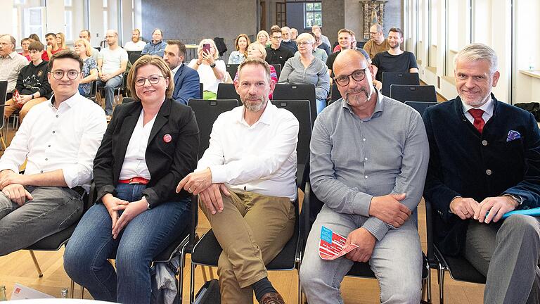 Steffen Vogel (rechts) setzte sich bei den Erststimmen im Stimmkreis Haßberge/Rhön-Grabfeld als Direktkandidat der CSU unter anderem gegen (von links) Michael Keupp (FDP), Johanna Bamberg-Reinwand (SPD), Frank Helmerich (FW) und Roland Baumann (Grüne) durch.