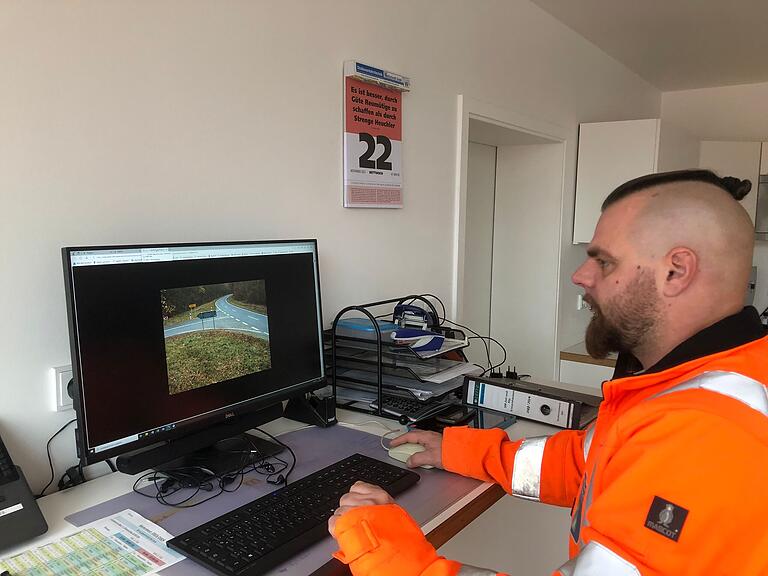 Straßenwärter Michael Kundmüller: per Straßenwetterstation erhält er Informationen über Windgeschwindigkeit, Temperatur oder die Straßenoberfläche. Straßenwärter Michael Kundmüller: per Straßenwetterstation erhält er Informationen über Windgeschwindigkeit, Temperatur oder die Straßenoberfläche.