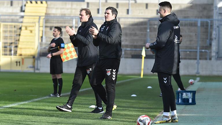 Trainer Julian Grell (links) und sein Assistent Daniel Werner (Mitte) freuen sich über den ersten Aubstädter Sieg des Jahres Ende Februar bei Türkgücü München im Grünwalder Stadion.&nbsp;