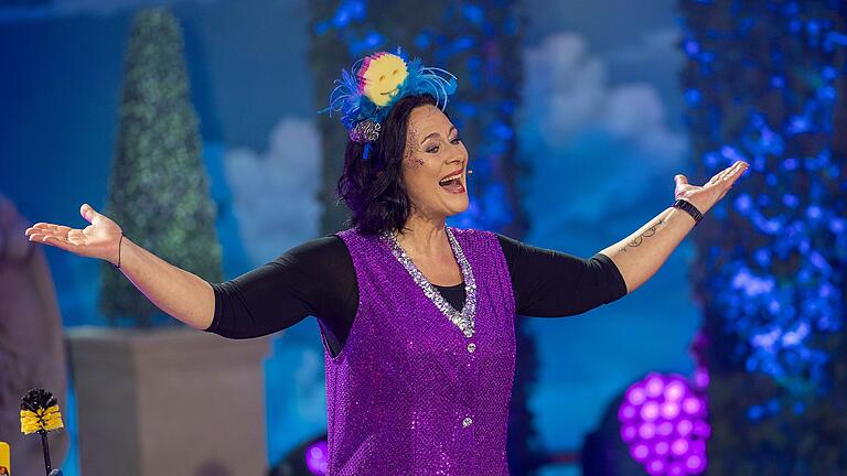 Ines Procter als 'Putzfraa' bei der TV-Prunksitzung 'Fastnacht in Franken' des Bayerischen Rundfunks in den Mainfrankensälen in Veitshöcheim (Archivfoto). Ines Procter als 'Putzfraa' bei der TV-Prunksitzung 'Fastnacht in Franken' des Bayerischen Rundfunks in den Mainfrankensälen in Veitshöcheim (Archivfoto).