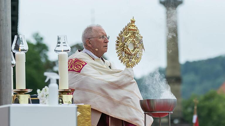 Weihbischof Ulrich Boom im Sommer auf der Fronleichnammesse auf dem Residenzplatz. Der Weihnachtsgottesdienst steht nun hingegen wegen der Corona-Verschärfungen auf der Kippe.