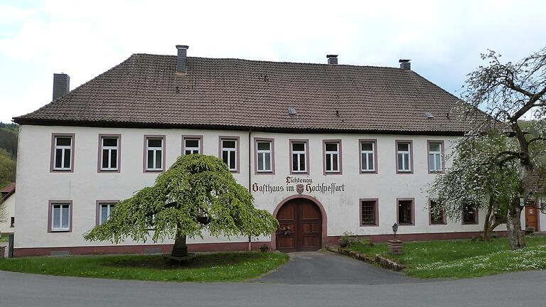 Breit, wuchtig und selbstbewusst steht das Gasthaus 'Hochspessart' in der Lichtenau im Hafenlohrtal. Auch den Schriftsteller Kurt Tucholsky beeindruckten Tal und Gasthof im Jahr 1927 nachhaltig und animierten ihn zu einem amüsanten Reisebericht.