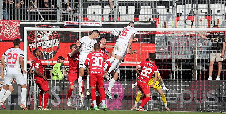 Der entscheidende Treffer: Ingolstadts Ryan Melone (Nummer 16) springt höher als alle Würzburger und köpft das 2:1 für den FC Ingolstadt.