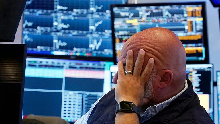 Ein Händler an der New Yorker Börse stützt den Kopf. Von der Krisenstimmung am US-Markt sollten sich unterfränkische Anleger nicht entmutigen lassen, meint die Sparkasse in Würzburg.