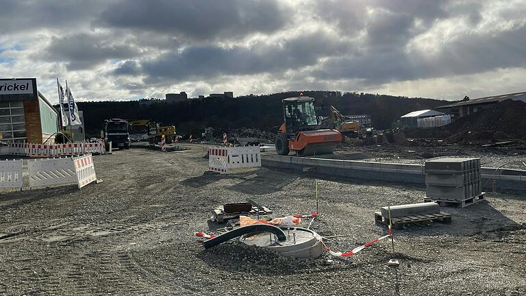 Um das Heinlein-Areal zu erschließen, stellt die Stadt Bad Neustadt eine Verbindung des Alten Molkereiwegs mit der Staatsstraße her. Dafür wird die Stichstraße in Richtung TÜV ab Donnerstag, 12. Dezember gesperrt. Um das Heinlein-Areal zu erschließen, stellt die Stadt Bad Neustadt eine Verbindung des Alten Molkereiwegs mit der Staatsstraße her. Dafür wird die Stichstraße in Richtung TÜV ab Donnerstag, 12. Dezember gesperrt.