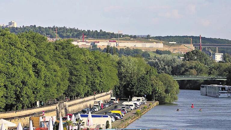 Main-Idylle mit neuer Autobahn: Im Hintergrund ist zwischen dem Heuchelhof und Heidingsfeld bereits der markante Trog-Bau für die A 3 zu erkennen. Er soll später überdeckt und begrünt werden. Main-Idylle mit neuer Autobahn: Im Hintergrund ist zwischen dem Heuchelhof und Heidingsfeld bereits der markante Trog-Bau für die A 3 zu erkennen. Er soll später überdeckt und begrünt werden.
