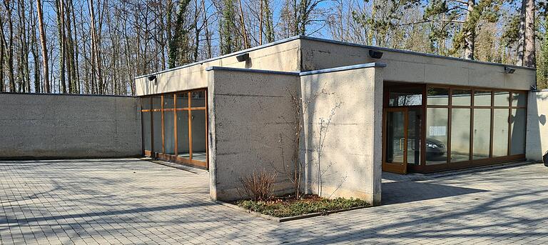 Bereits ausgeräumt wurde vom Bauhof die 1970 erbaute Aussegnungshalle im Waldfriedhof, deren Sanierung mit geschätzten Kosten von insgesamt 818.000 Euro ansteht. Bereits ausgeräumt wurde vom Bauhof die 1970 erbaute Aussegnungshalle im Waldfriedhof, deren Sanierung mit geschätzten Kosten von insgesamt 818.000 Euro ansteht.