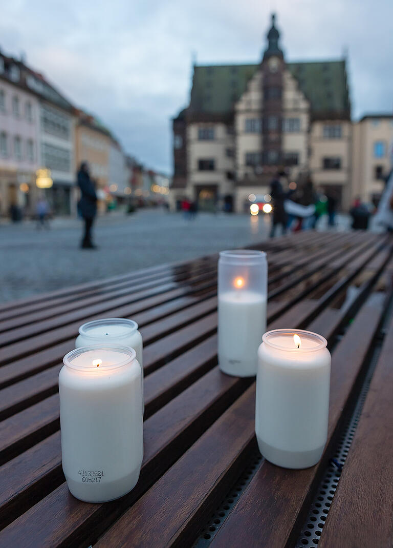 300 Kerzen brannten am Sonntagabend am Rückert-Denkmal für die 300 Corona-Todesopfer. 300 Kerzen brannten am Sonntagabend am Rückert-Denkmal für die 300 Corona-Todesopfer.