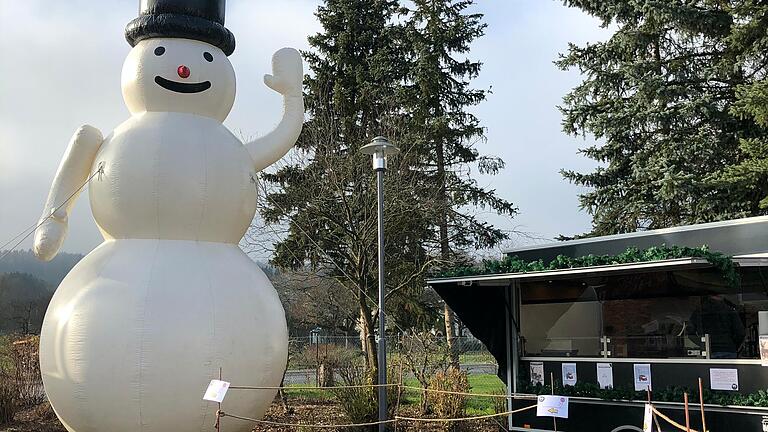 Ein riesiger Schneemann machte auf den mobilen Weihnachtsmarkt aufmerksam. Ein riesiger Schneemann machte auf den mobilen Weihnachtsmarkt aufmerksam.