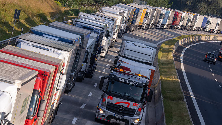 307216685.jpg - Am Montag könnten Lkw wegen des Streiks kaum vorankommen. 307216685.jpg - Am Montag könnten Lkw wegen des Streiks kaum vorankommen.
