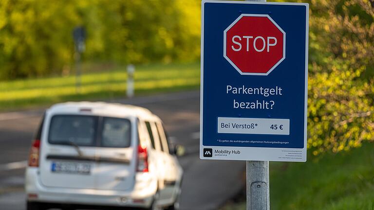 Bei einem Parkverstoß drohen am Kloster Kreuzberg 45 Euro-Strafe. Die Quote der Nachverfolgungen hielt sich bislang stark in Grenzen. Bei einem Parkverstoß drohen am Kloster Kreuzberg 45 Euro-Strafe. Die Quote der Nachverfolgungen hielt sich bislang stark in Grenzen. 