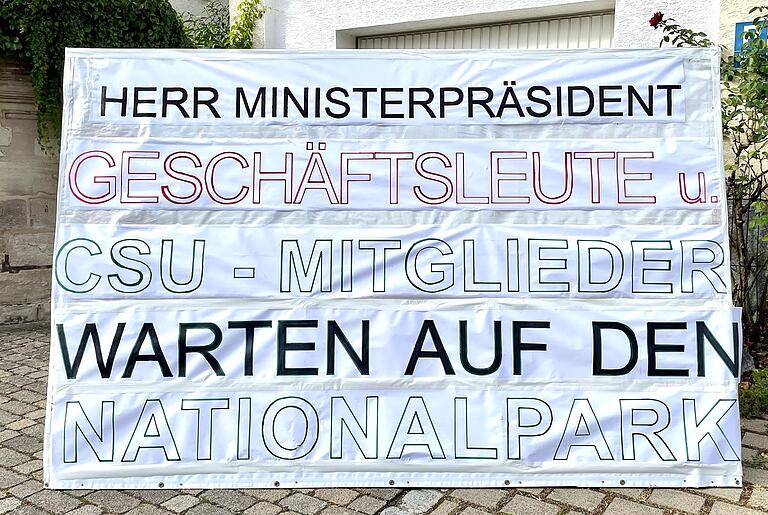 Ein Plakat in Obersteinbach (Lkr. Haßberge) machte den Ministerpräsident darauf aufmerksam, dass es auch in seiner CSU Befürworter eines Nationalparks gibt.