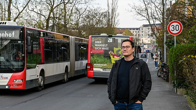 Jahrzehnte lang war die Siligmüllerstraße wegen der fehlenden Brücke eine ruhige Anwohnerstraße. Jetzt führen unzählige Buslinien durch die Straße, der Verkehrsstrom reißt kaum ab. Anwohner Oliver Bertsche ist einer der Leidtragenden. Jahrzehnte lang war die Siligmüllerstraße wegen der fehlenden Brücke eine ruhige Anwohnerstraße. Jetzt führen unzählige Buslinien durch die Straße, der Verkehrsstrom reißt kaum ab. Anwohner Oliver Bertsche ist einer der Leidtragenden.