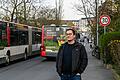 Jahrzehnte lang war die Siligmüllerstraße wegen der fehlenden Brücke eine ruhige Anwohnerstraße. Jetzt führen unzählige Buslinien durch die Straße, der Verkehrsstrom reißt kaum ab. Anwohner Oliver Bertsche ist einer der Leidtragenden.