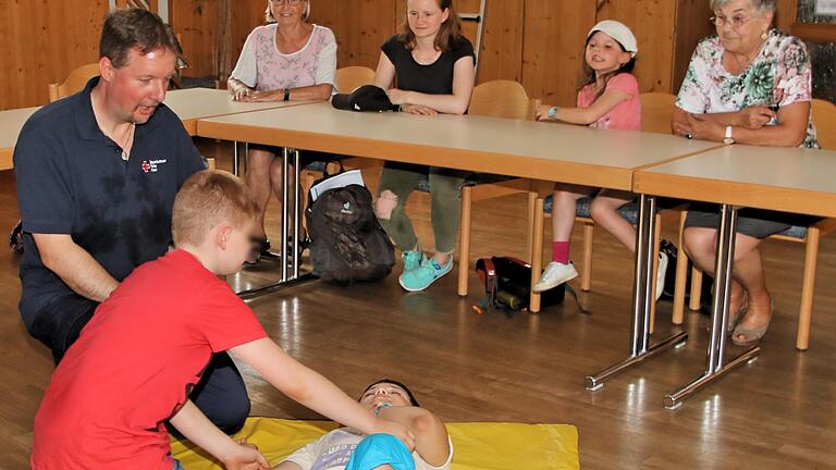 Stabile Seitenlage übten die Buben und Mädchen. Thomas Menz (links) zeigte ihnen, wie es funktioniert. Fotos: Dieter Britz - Stabile Seitenlage übten die Buben und Mädchen. Thomas Menz (links) zeigte ihnen, wie es funktioniert. Fotos: Dieter Britz Stabile Seitenlage übten die Buben und Mädchen. Thomas Menz (links) zeigte ihnen, wie es funktioniert. Fotos: Dieter Britz - Stabile Seitenlage übten die Buben und Mädchen. Thomas Menz (links) zeigte ihnen, wie es funktioniert. Fotos: Dieter Britz