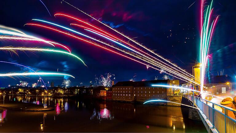 In Schweinfurt wird es auch dieses Jahr wieder diesen Blick von der Maxbrücke auf das Silvester-Feuerwerk geben. Der Hauptausschuss vertagte einen Verbotsantrag von Ulrike Schneider, weswegen für 2019 alles bleibt wie bisher.