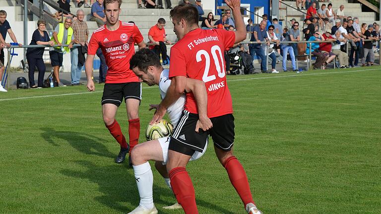 Versucht sich um den Schweinfurter Lukas Dinkel herumzuwinden: Euerbachs Christoph Schmidt (links).