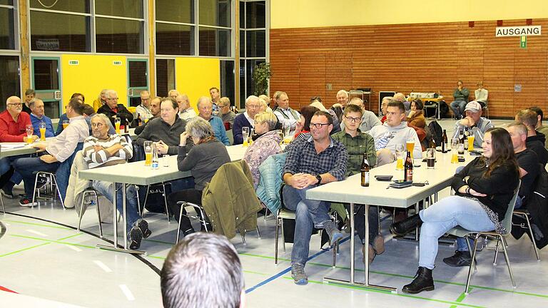 In der Bürgerversammlung in der Sporthalle der DJK Alitzheim ging es am Donnerstag teilweise hitzig zu. Mehrere der 65 Teilnehmer wünschten sich mehr Transparenz seitens der Gemeinde.