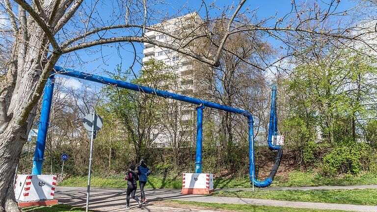 Diese blaue Rohr-Konstruktion sorgt seit einigen Wochen in Würzburg für Verwunderung. Die Rohre führen über den Theodor-Heuss-Damm und die Sanderauer Mainwiesen in den Main.