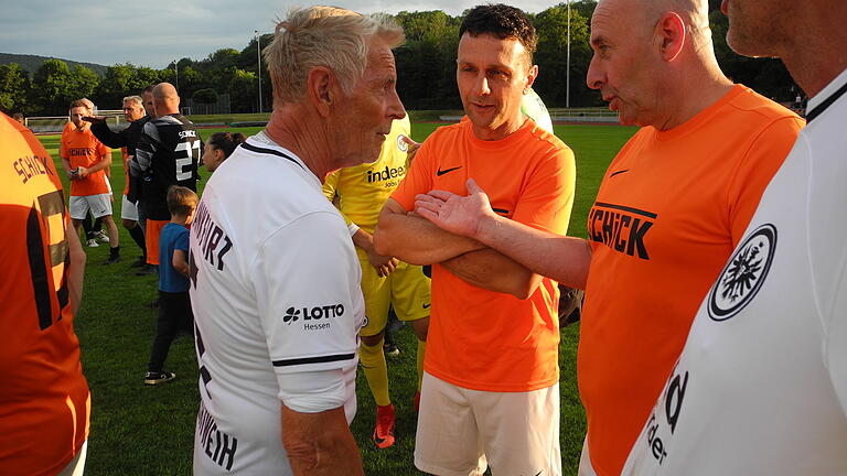 Traditionself Eintracht Frankfurt       -  Rüdiger Fehr (rechts) und Stefan Greubel im Gespräch mit der Eintracht-Legende Norbert Nachtweih.