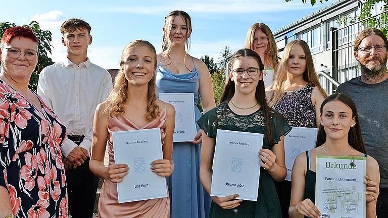 Unser Foto zeigt die besten Absolventen der Mittelschule Hammelburg zusammen mit Konrektorin Ellen Erhard (links) und 3. Bürgermeister Christian Fenn (rechts).       -  Unser Foto zeigt die besten Absolventen der Mittelschule Hammelburg zusammen mit Konrektorin Ellen Erhard (links) und 3. Bürgermeister Christian Fenn (rechts).