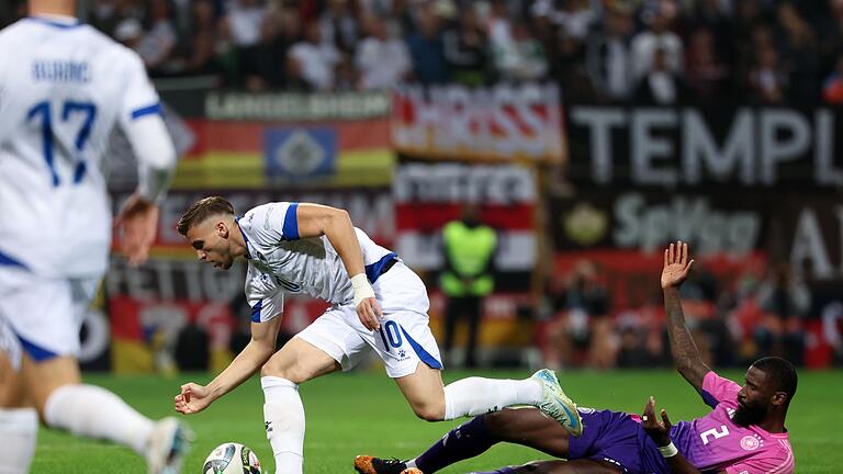 Bosnien-Herzegowina - Deutschland       -  Hitzige Duelle: Antonio Rüdiger kämpft in Bodenlagen mit dem Stuttgarter Edin Demirovic um den Ball.