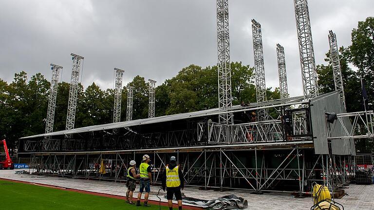 Beim Aufbau von Bühne und Technik können die Veranstalter auf große Erfahrung zurückgreifen.