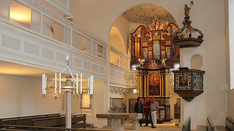 Im neuen Inneren der St. Sixtus Kirche (von links): Architekt Andreas Steigerwald, Kirchenvorsteher Franz Asbeck und Pfarrer Erich Eyßelein.