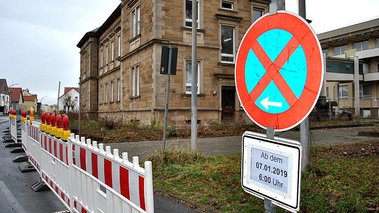 Außen ruhig, innen wird gearbeitet: Die Entkernung des Sandsteingebäudes des ehemaligen Krankenhauses in Bad Königshofen hat begonnen.