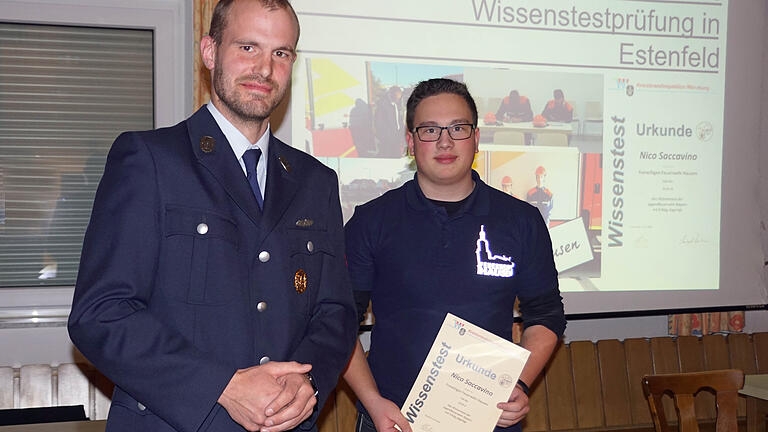 Ein dickes Lob vom bisherigen ersten Vorsitzenden Andreas Altenhöfer für Nico Saccavino (rechts). Er hat im Oktober 2018 bei einem Wissenstest in Estenfeld erfolgreich die Stufe 4 abgelegt und bekam dafür eine Urkunde der Kreisbrandinspektion Würzburg.