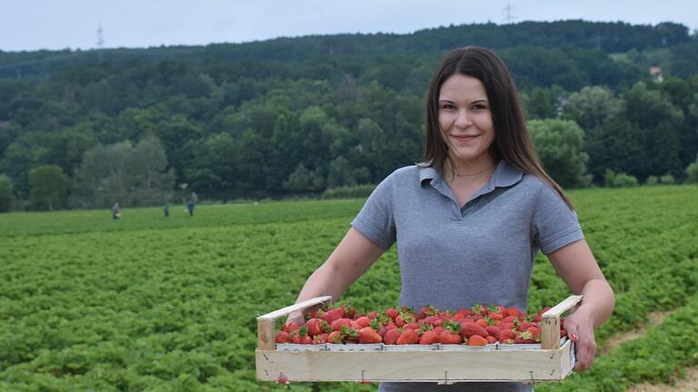 Marion Gold, neue Chefin vom Obst- und Spargelhof Gold in Karlburg, mit einer Steige Erdbeeren.