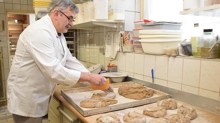 In seiner traditionellen Backstube leistet Bäckermeister Rainer Klüpfel noch Handarbeit wie in vergangenen Tagen.