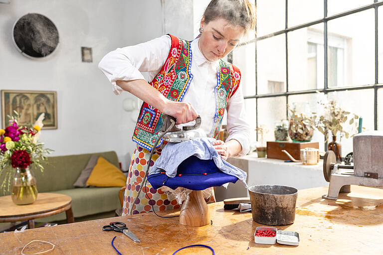 20 Jahre ist es her, dass Modistin Laura Zieger ihren ersten eigenen Hut gefertigt hat. Heute macht sie Entwürfe und individuelle Stücke im eigenen Atelier. 20 Jahre ist es her, dass Modistin Laura Zieger ihren ersten eigenen Hut gefertigt hat. Heute macht sie Entwürfe und individuelle Stücke im eigenen Atelier.
