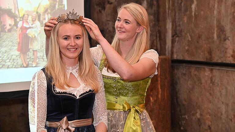 Die bisherige Weinkönigin Michaela Wille (rechts) gibt die Krone an ihre Schwester, Christina Wille, weiter.