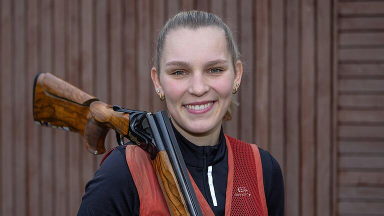 Valentina Umhöfer wird bei den Olympischen Spielen in Paris wohl nicht dabei sein. Die Skeet-Schützin aus Saal erklärt die Teilnahme an der Europameisterschaft zum sportlichen Ziel für das Jahr 2024. Valentina Umhöfer wird bei den Olympischen Spielen in Paris wohl nicht dabei sein. Die Skeet-Schützin aus Saal erklärt die Teilnahme an der Europameisterschaft zum sportlichen Ziel für das Jahr 2024.