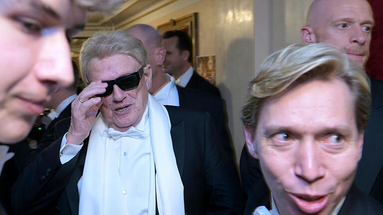 66. Wiener Opernball       -  Berühmter Gast in der Wiener Staatsoper: Heino (wie gewohnt mit Sonnenbrille) will in diesem Jahr in den USA auftreten.